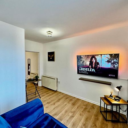 Rnm - Business Professional & Top Choice, Private Access & Entire Place, Kitchen & Washroom With Amenities, Smart Tv, Easy Access, Fast Wifi, Parking Nearby, Great Transport Links Halesowen Exterior photo